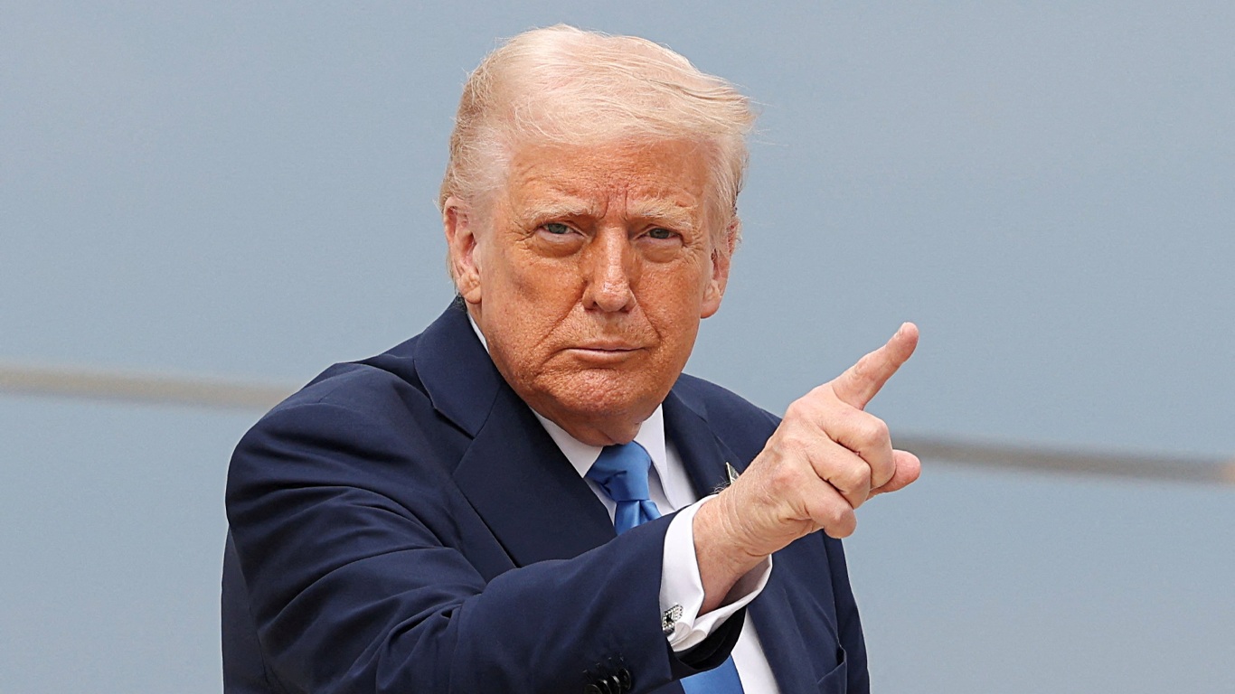 Trump anuncia pausa de 90 días en aranceles, acompañada de un 10% para México y Canadá.